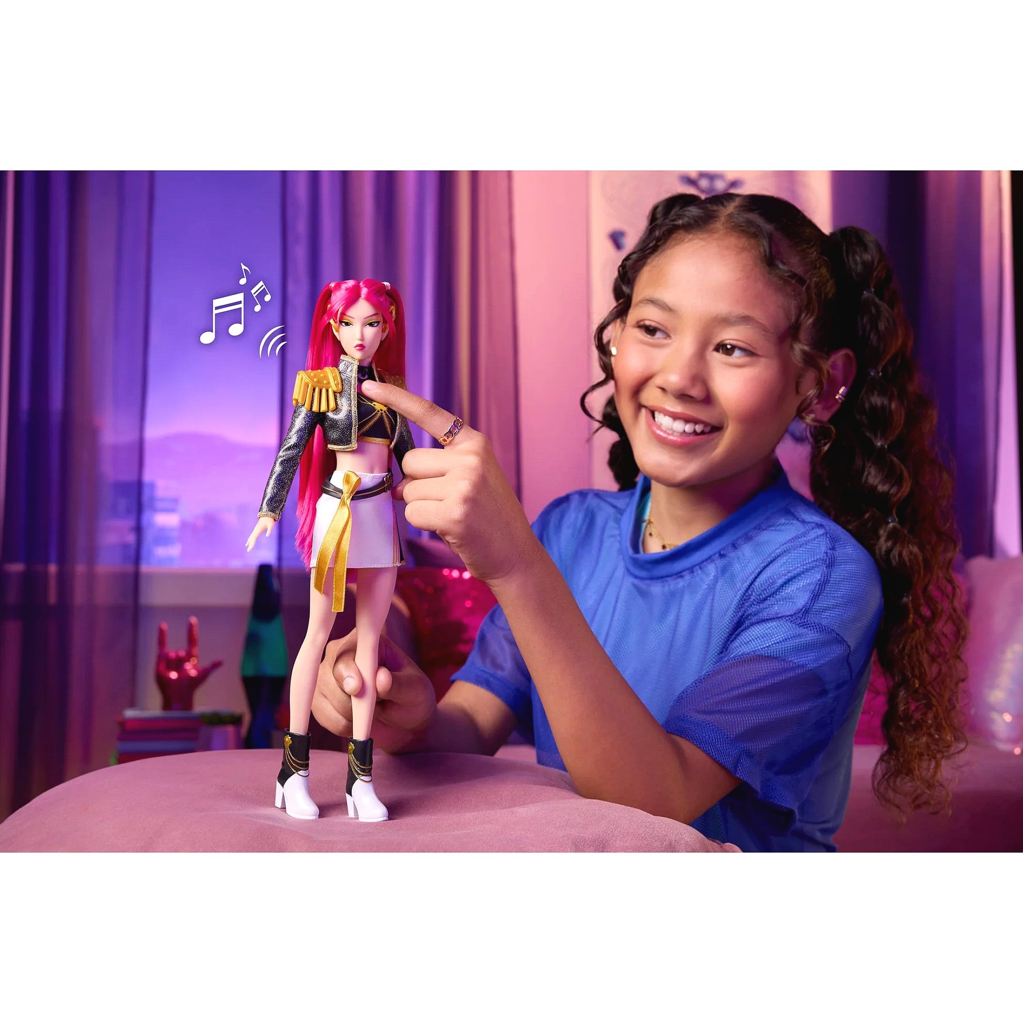 KPop Demon Hunters - HUNTR/X Mira Singing Golden Fashion Doll - Mattel