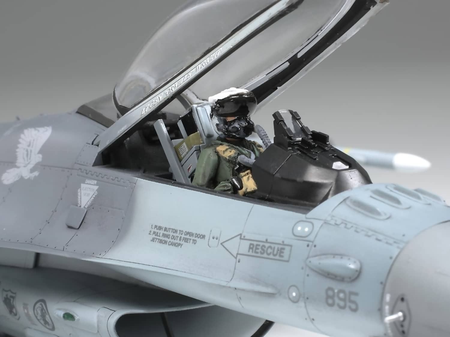 TAMIYA - LOCKHEED MARTIN F-16CJ (BLOCK 50) FIGHTING FALCON