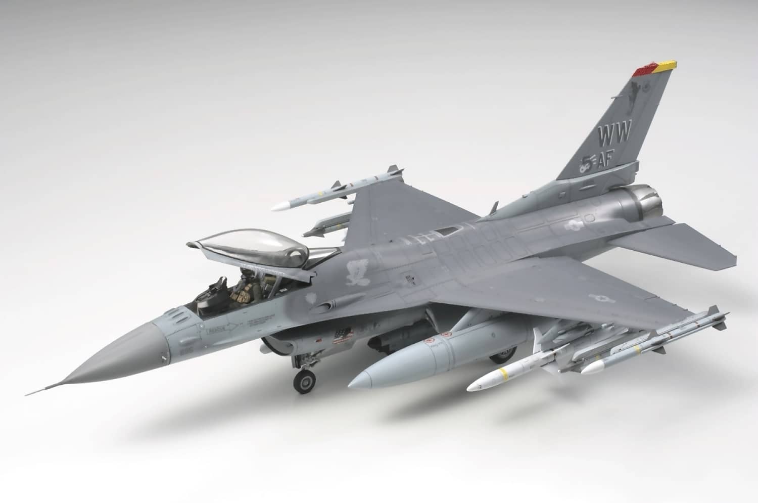 TAMIYA - LOCKHEED MARTIN F-16CJ (BLOCK 50) FIGHTING FALCON