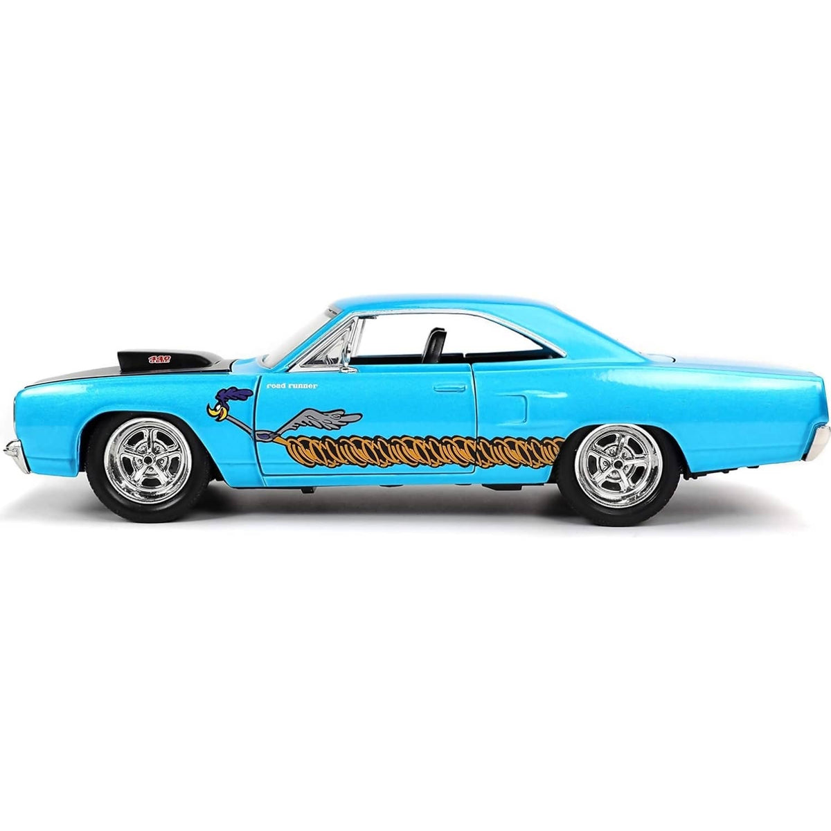 JADA TOYS - LOONEY TUNES 1970 PLYMOUTH ROAD RUNNER WITH WILE E COYOTE 1:24 SCALE DIECAST VEHICLE & FIGURE SET