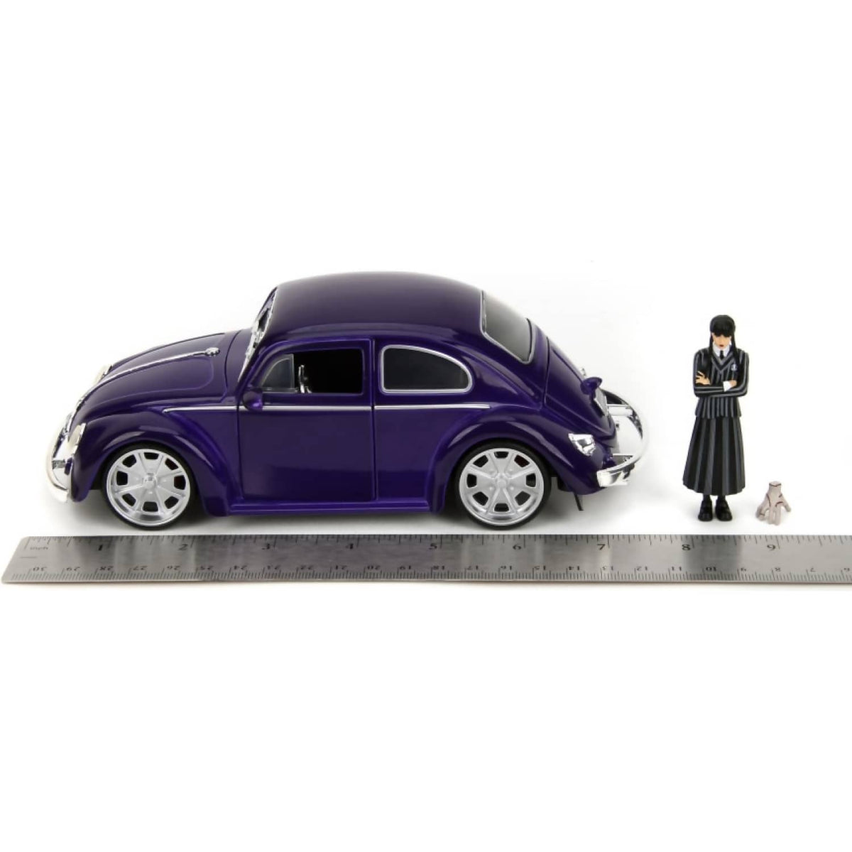 JADA TOYS - WEDNESDAY VW BEETLE WITH WEDNESDAY FIGURE 1:24 SCALE DIECAST VEHICLE FIGURE SET