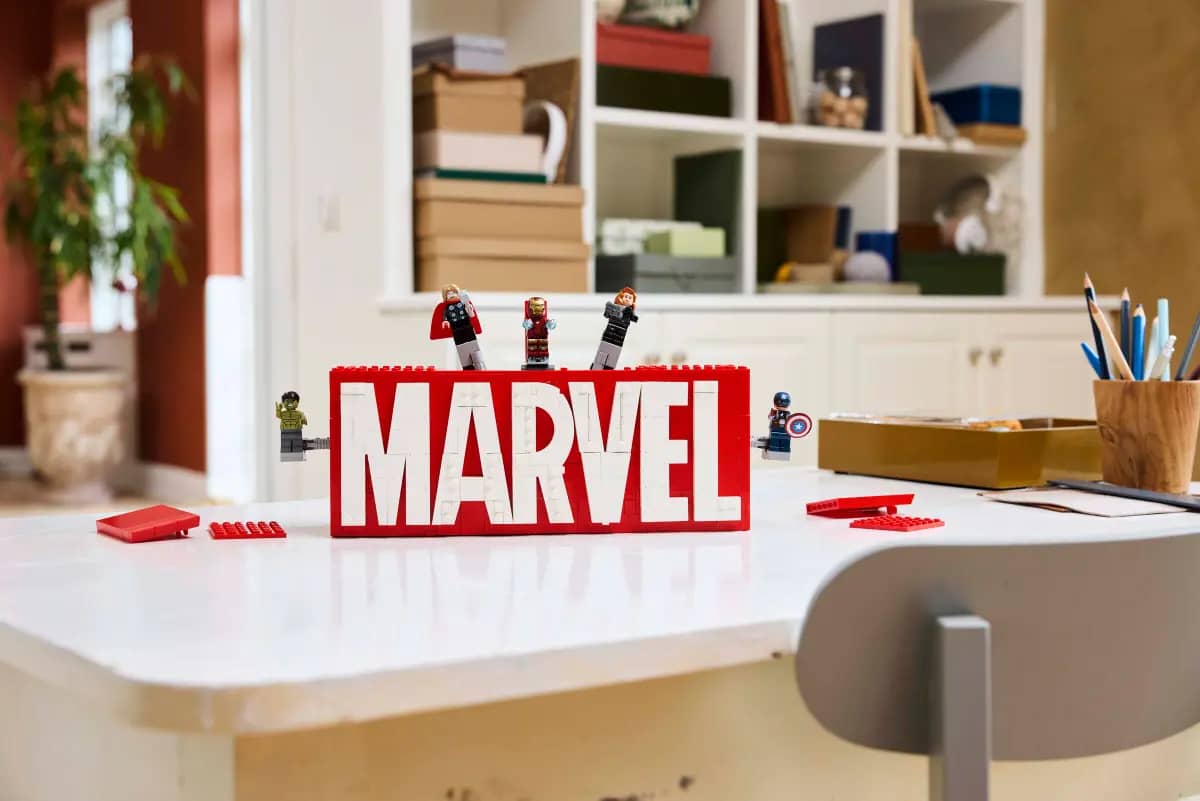 LEGO® 76313 MARVEL Logo & Minifigures - Marvel Super Heroes