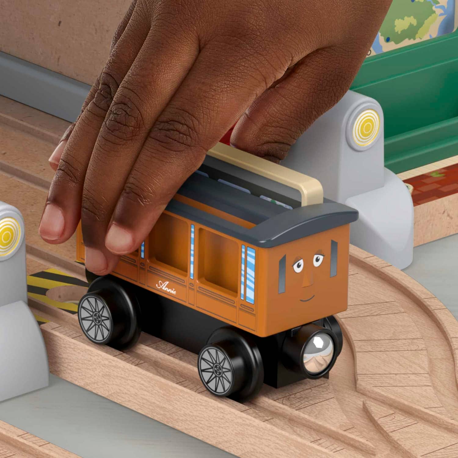 Thomas & Friends - Wooden Railway Knapford Station Passenger Pickup Playset